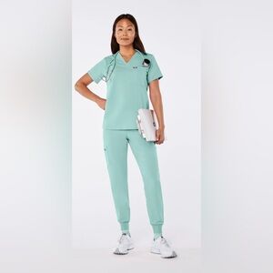 FIGS Seaglass Scrub Set XS Top, XS/P Jogger Pant